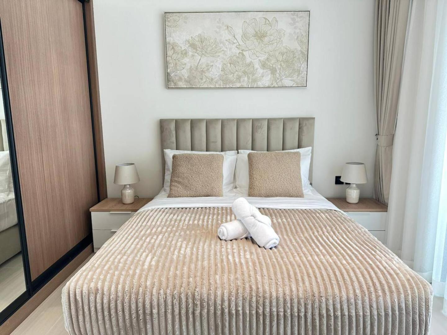 Fully Furnished 1br With Balcony Apartment *