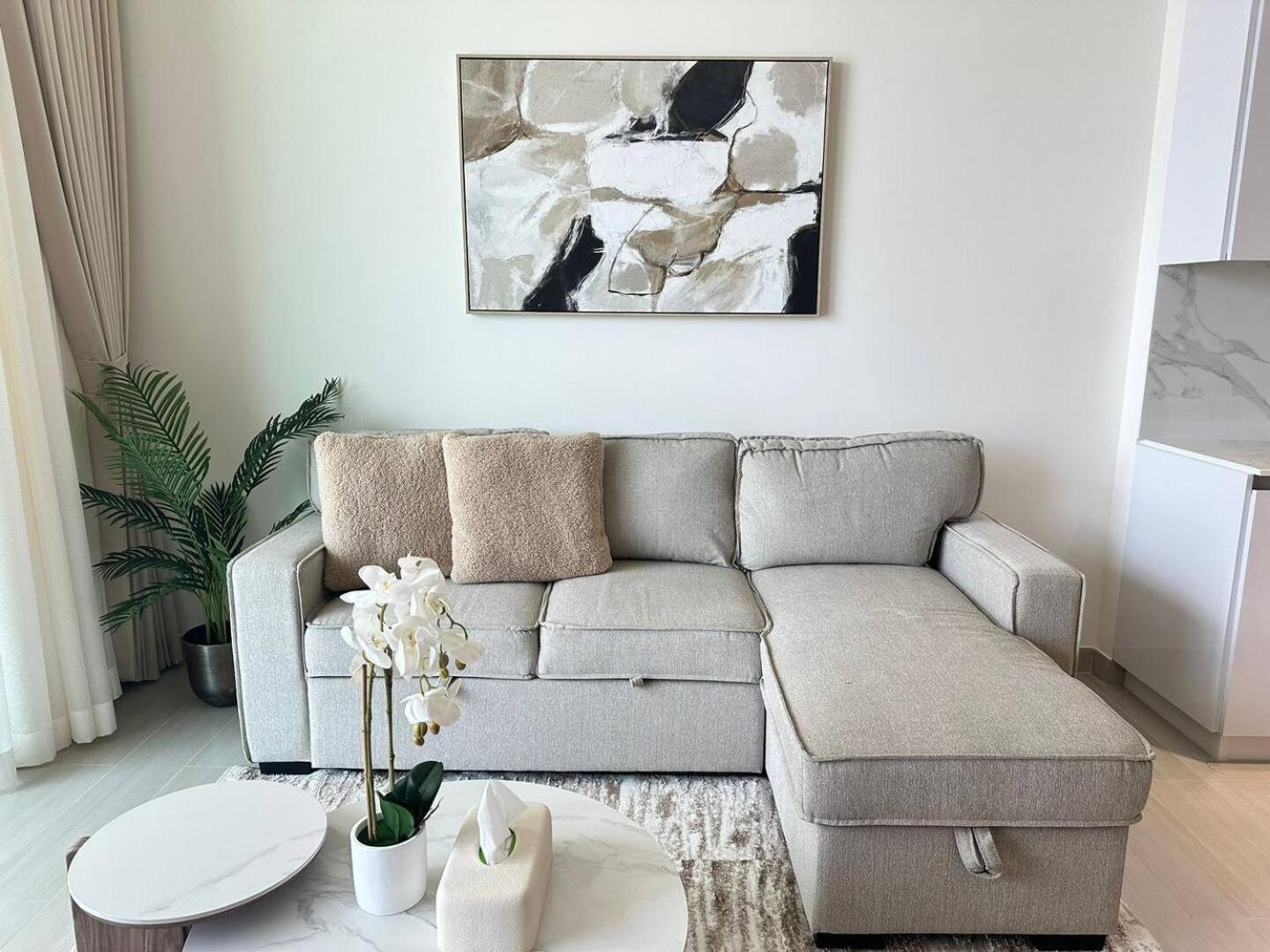 Fully Furnished 1br With Balcony Apartment