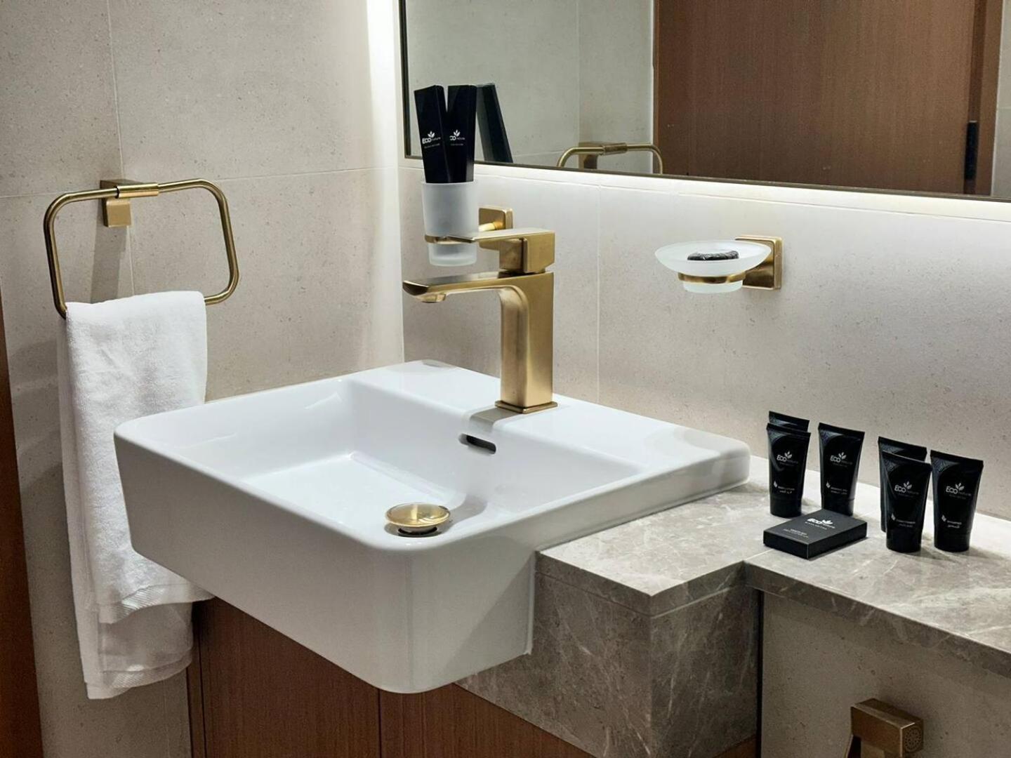 Fully Furnished 1br With Balcony Apartment