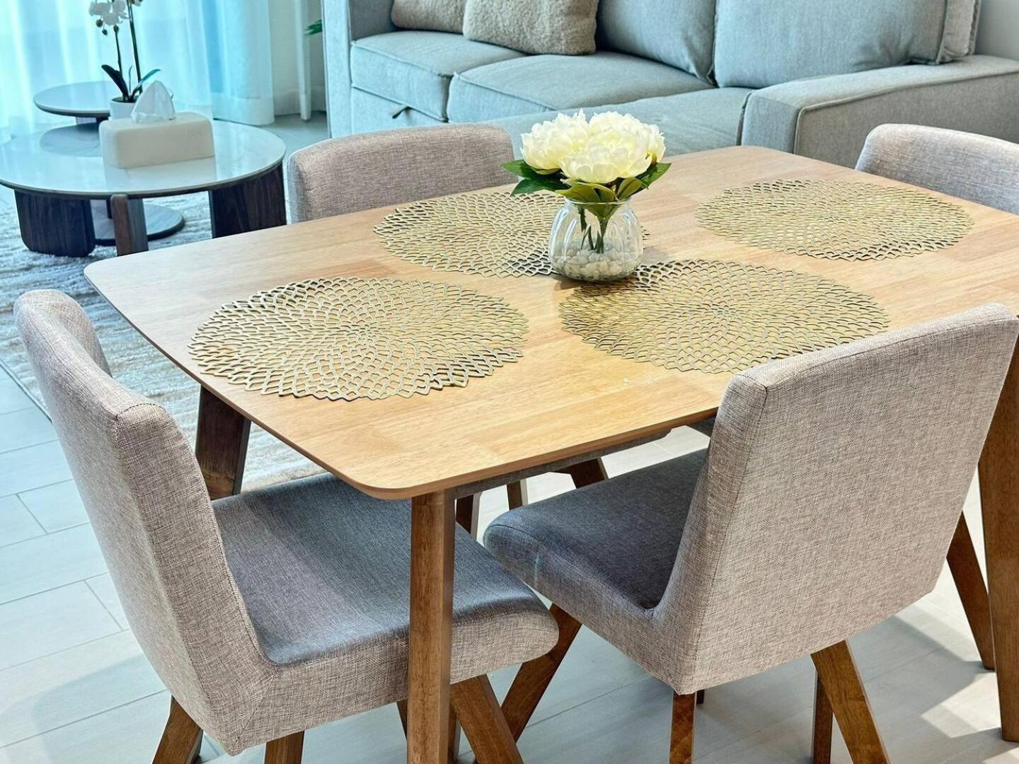 Fully Furnished 1br With Balcony Apartment *