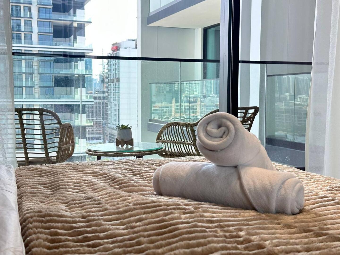 Fully Furnished 1br With Balcony *