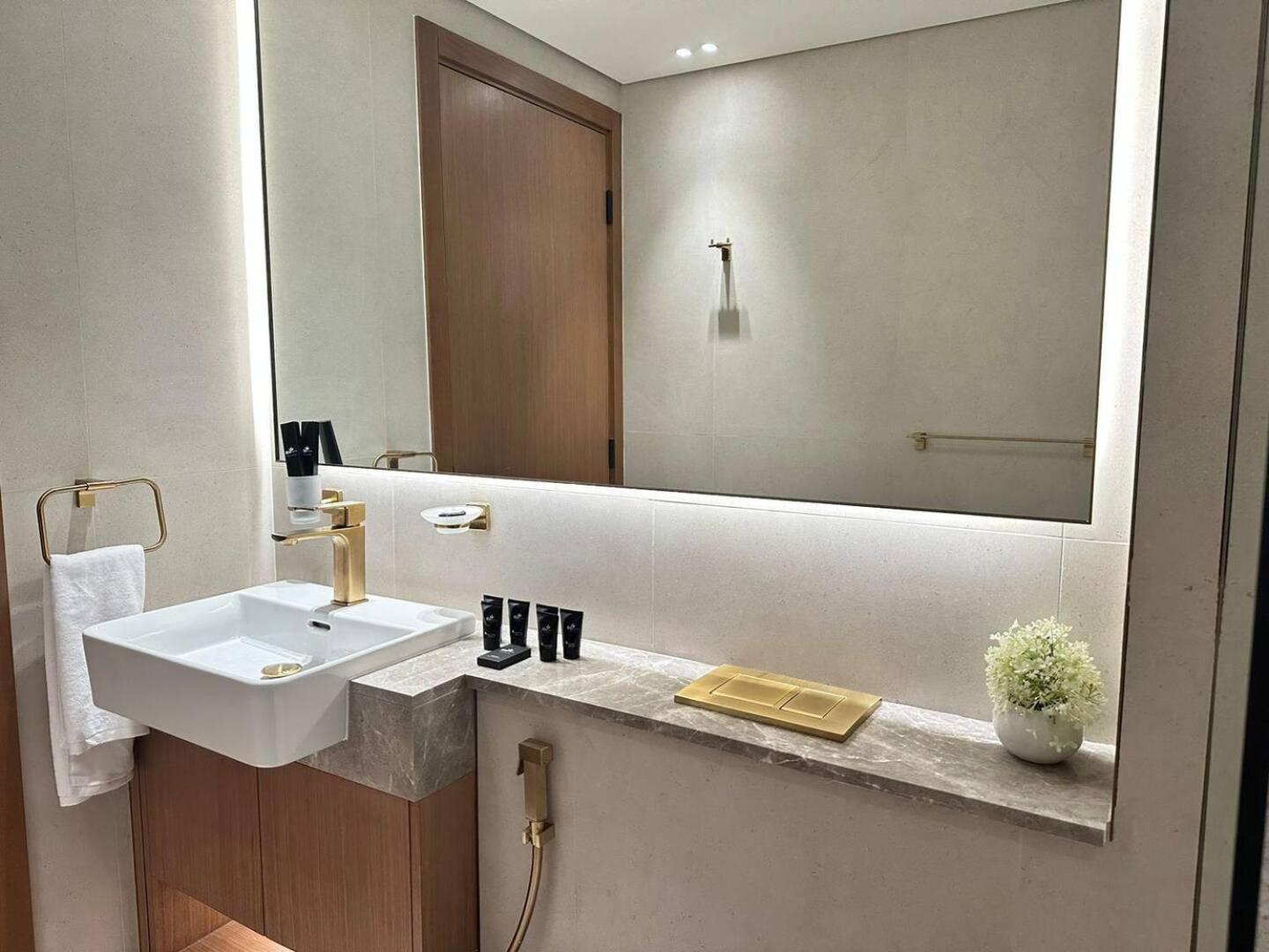 Fully Furnished 1br With Balcony