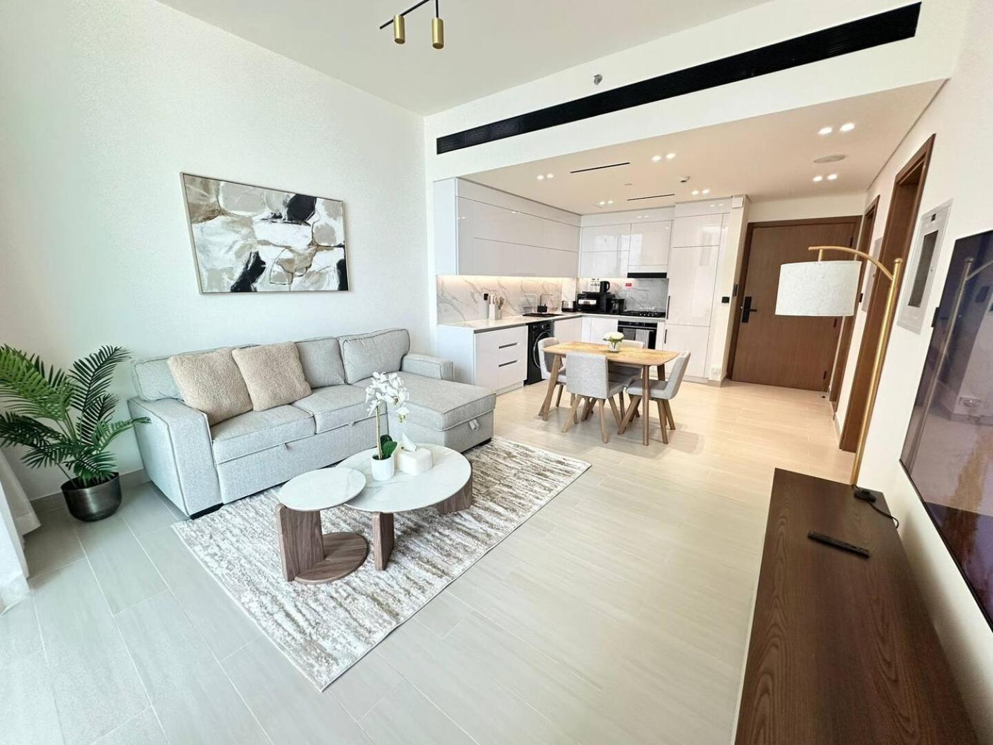 Fully Furnished 1br With Balcony *